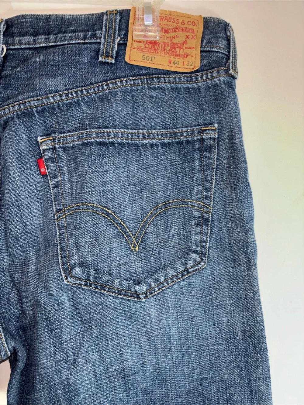 Levi's 501 Regular Fit Men's  Button Down Straight Leg Blue Jeans. J-1